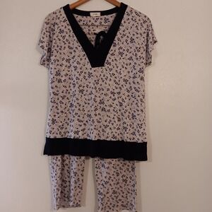 Layla Women's Pajama Set Floral Print‎ Top & Capri Pants Sleepwear Small